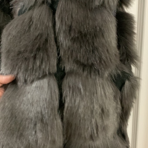 Misguided faux fur vest - Picture 2 of 5